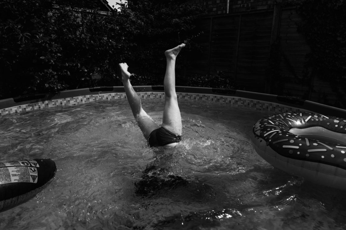 Pool time - family documentary photographer