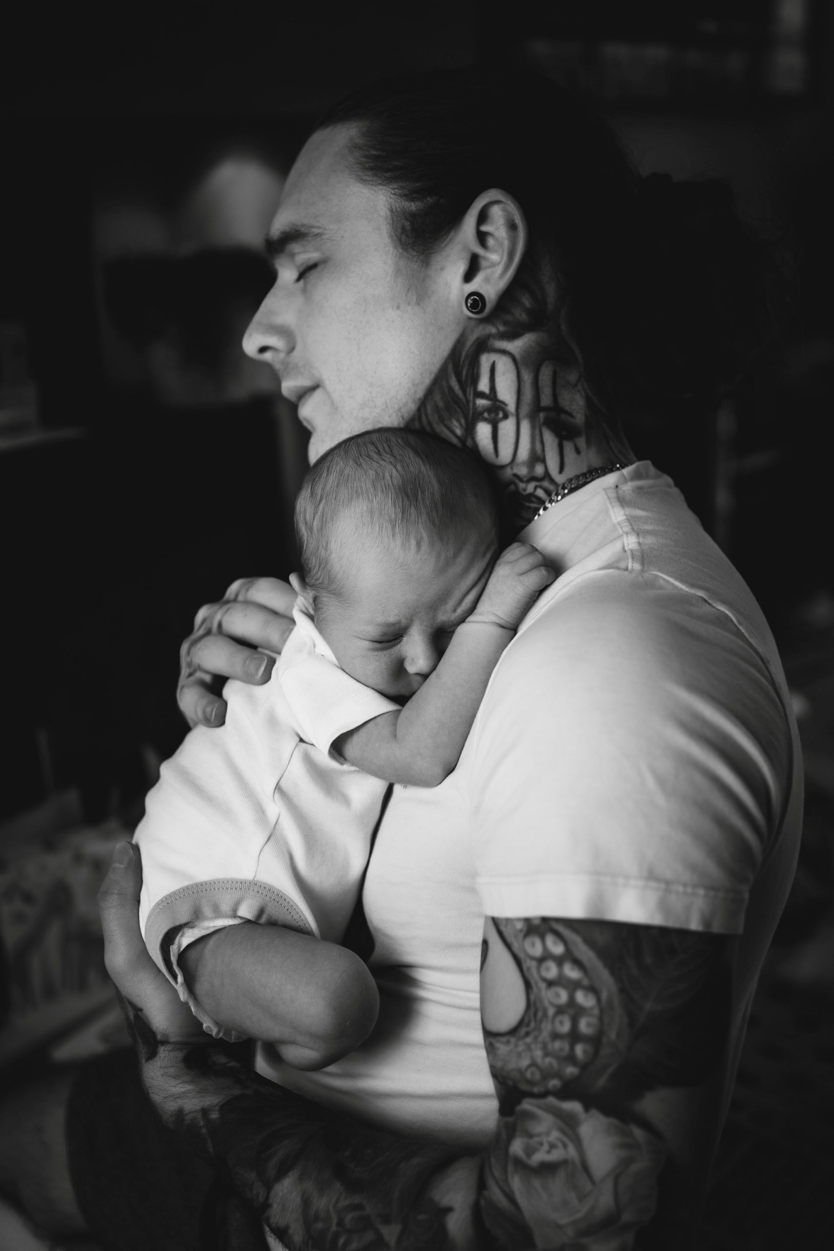 dad cuddling baby Newborn photographer bedfordshire