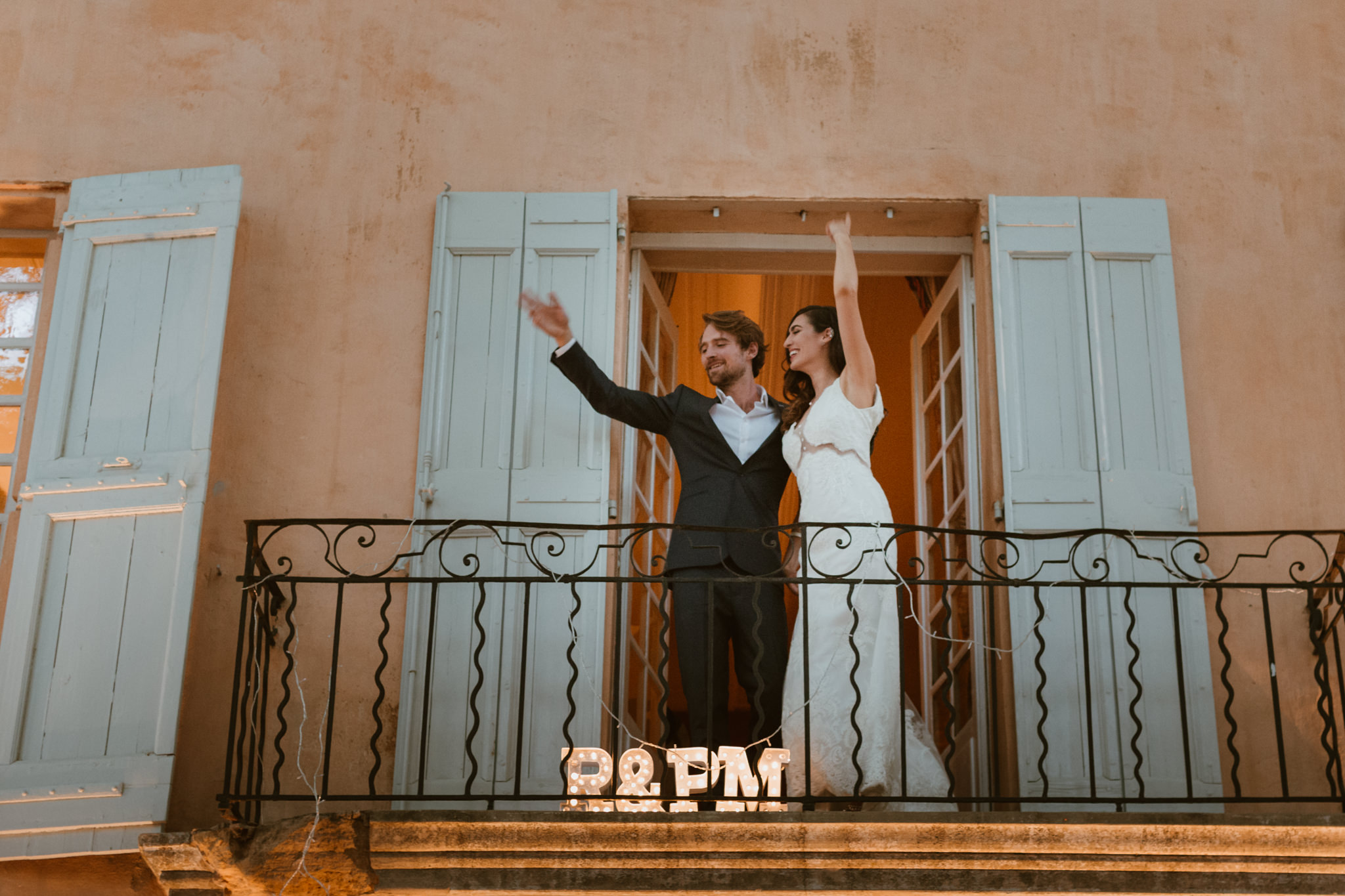 Napkin waving at Bastide De Puget - Provence Wedding Photographer